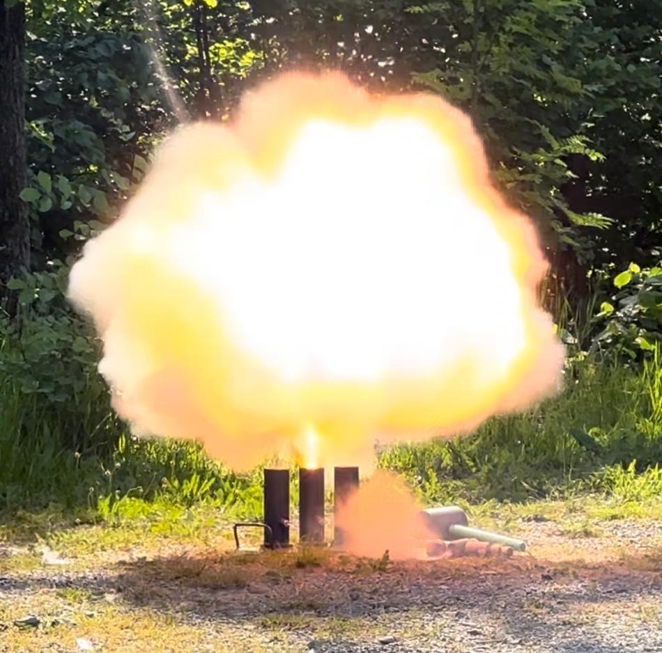Traditionelles Böllerschießen im Freien
