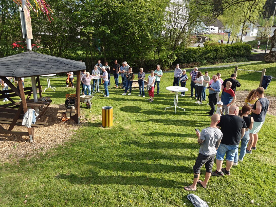Dorfgemeinschaft bei einer gemeinsamen Aktion
