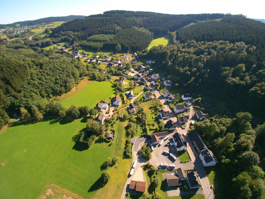 Waldlandschaft und Hügel im Sauerland nahe Wirme