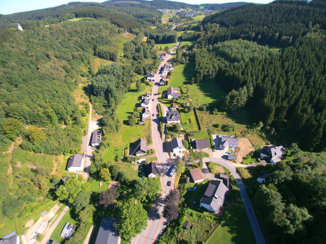 Straßenzug mit Wohnhäusern in einem Dorf